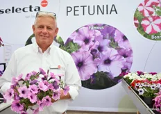 Eric Jan Slingerland van Selecta met de Petunia Famous Lavender Blush. Het was een bijzondere FlowerTrials voor Eric. Hij vierde namelijke zijn 60ste verjaardag deze dag.